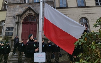 Zdjęcie do Uroczyste podniesienie na maszt flagi państwowej na dziedzińcu Zespołu Szk&oacute;ł w Lubomierzu w ramach projektu PodBiałoCzerwoną