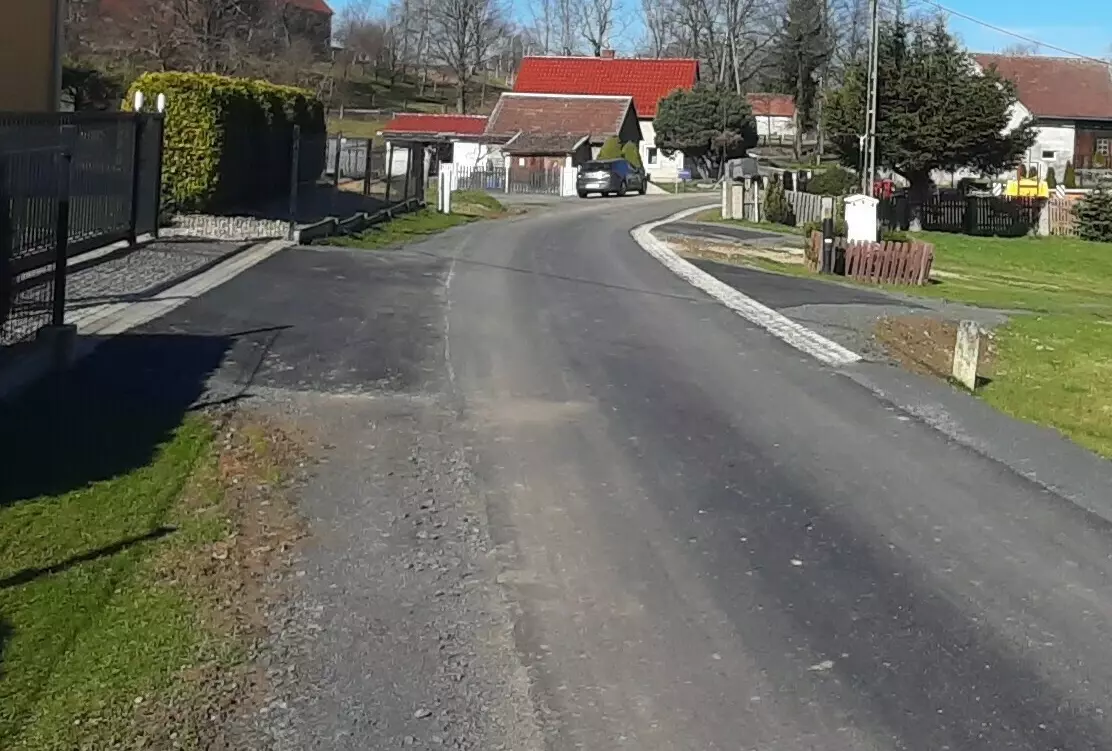 Zdjęcie do Zakończono inwestycję drogową przebudowę drogi gminnej w...